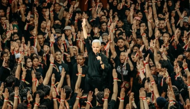 Ganjar Pranowo pose salam tiga jari