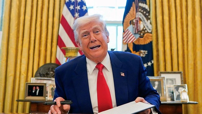 Trump: Harusnya Kapal-kapal AS Gratis Lewat Terusan Panama & Suez