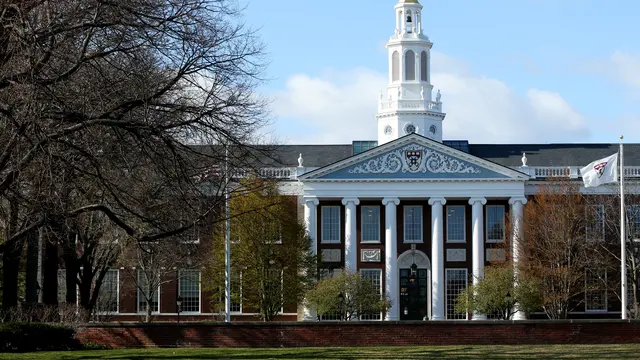 China Kecam Tuduhan AS,Pemandangan umum kampus Universitas Harvard terlihat pada 22 April 2020 di Cambridge, Massachusetts. (MADDIE MEYER / GETTY IMAGES NORTH AMERICA / GETTY IMAGES VIA AFP)