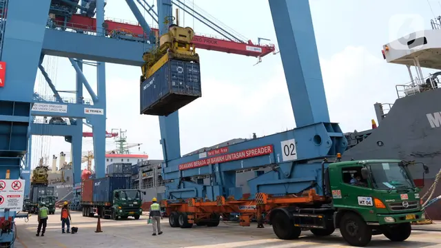 Tarif Impor AS,Petugas beraktivitas di area bongkar muat peti kemas di Pelabuhan Tanjung Priok, Jakarta, Badan Pusat Statistik (BPS) menyebutkan neraca perdagangan Indonesia pada September 2021 mengalami surplus US$ 4,37 miliar karena ekspor lebih besar dari nilai impornya.