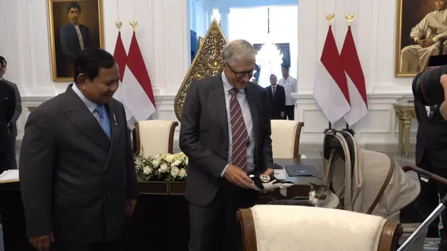 Bill Gates Beri Hadiah Boneka Paus ke Bobby Kertanegara