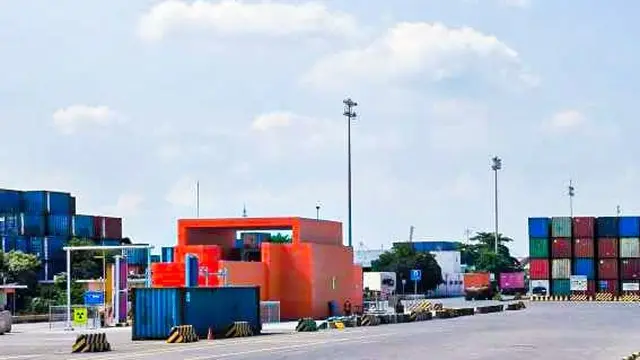 Layanan Logistik Anak Usaha,PT Pelindo Solusi Logistik (SPSL) memberikan dukungan penuh terhadap penyediaan alat pemindai kontainer (Container Scanner) di Kawasan Pabean atau Tempat Penimbunan Sementara (TPS) PT Terminal Petikemas Surabaya di Pelabuhan Tanjung Perak.