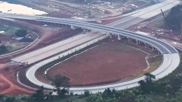Tol dan Transportasi Umum,Konstruksi jalan tol sepanjang 5,4 km dengan progres telah mencapai tahap akhir penyelesaian. (merdeka.com/Arie Basuki)