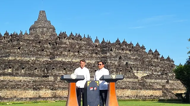 Indonesia Prancis,Presiden Prancis Emmanuel Macron dan Presiden Prabowo Subianto di Candi Borobudur, Magelang, Jawa Tengah, Kamis (29/5/2025). (Liputan6.com/Lizsa Egeham).