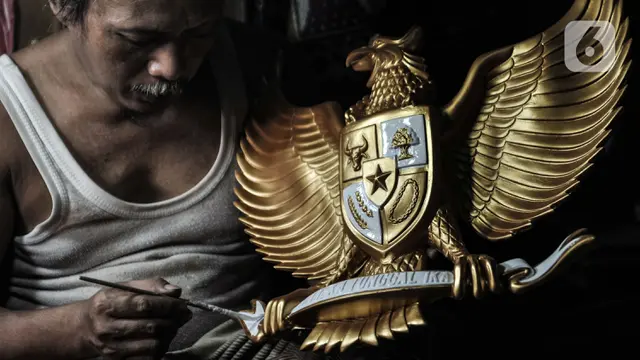 Lima Tokoh Penting,Perajin menyelesaikan proses pewarnaan patung Garuda Pancasila di Jalan Bali Raya, Jakarta. (merdeka.com/Iqbal S. Nugroho)