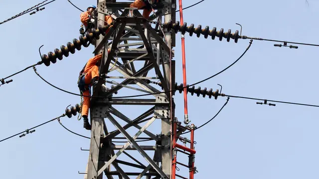 PLN Siapkan Pasokan Listrik, Suasana perbaikan Menara Sutet di Jalan Asia Afrika, Jakarta, Rabu (12/8/2015). Pekerjaan tersebut mengandung resiko besar karena jaringan listrik masih dipelihara tanpa dipadamkan.