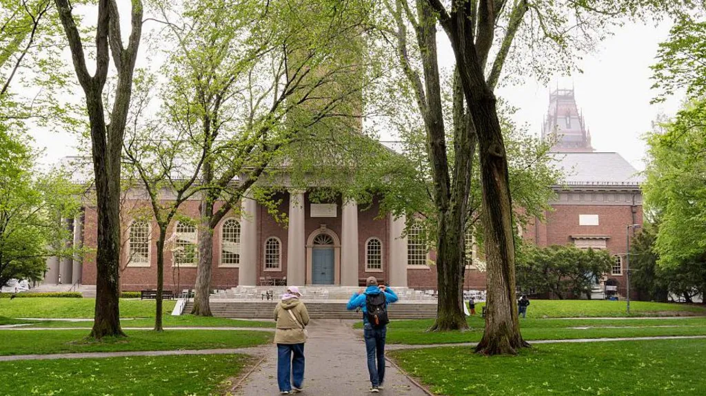 Trump Mengakhiri Kemampuan Harvard
