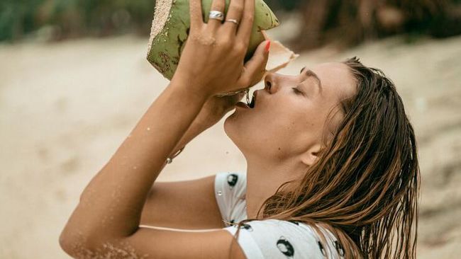 Lakukan Rutin, Ini Manfaat Minum Air Kelapa Muda di Pagi Hari