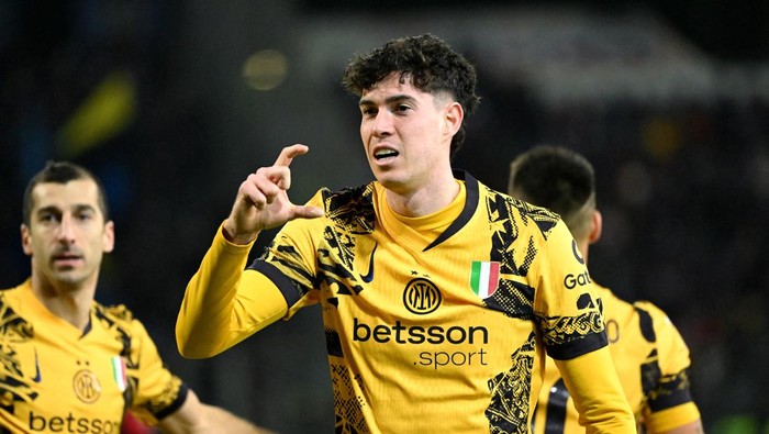 Bek Inter Milan Alessandro Bastoni membantah timnya lebih mengutamakan Liga Champions ketimbang Serie A (Foto: REUTERS/Alberto Lingria)