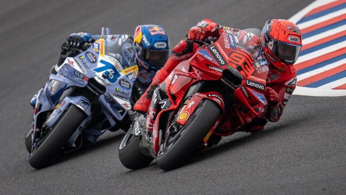 Marquez bersaudara jatuh di 2 lap awal MotoGP Inggris. (Foto: Getty Images/Steve Wobser)