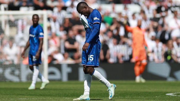 Nicolas Jackson tertunduk usai dikartu merah dalam laga Newcastle United vs Chelsea. (Foto: Lee Smith/Action Images via Reuters)