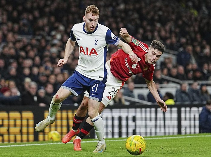 Tottenham Hotspur tak terlena meski Manchester United pernah ditumbangkan tiga kali. (Foto: AP/Dave Shopland)