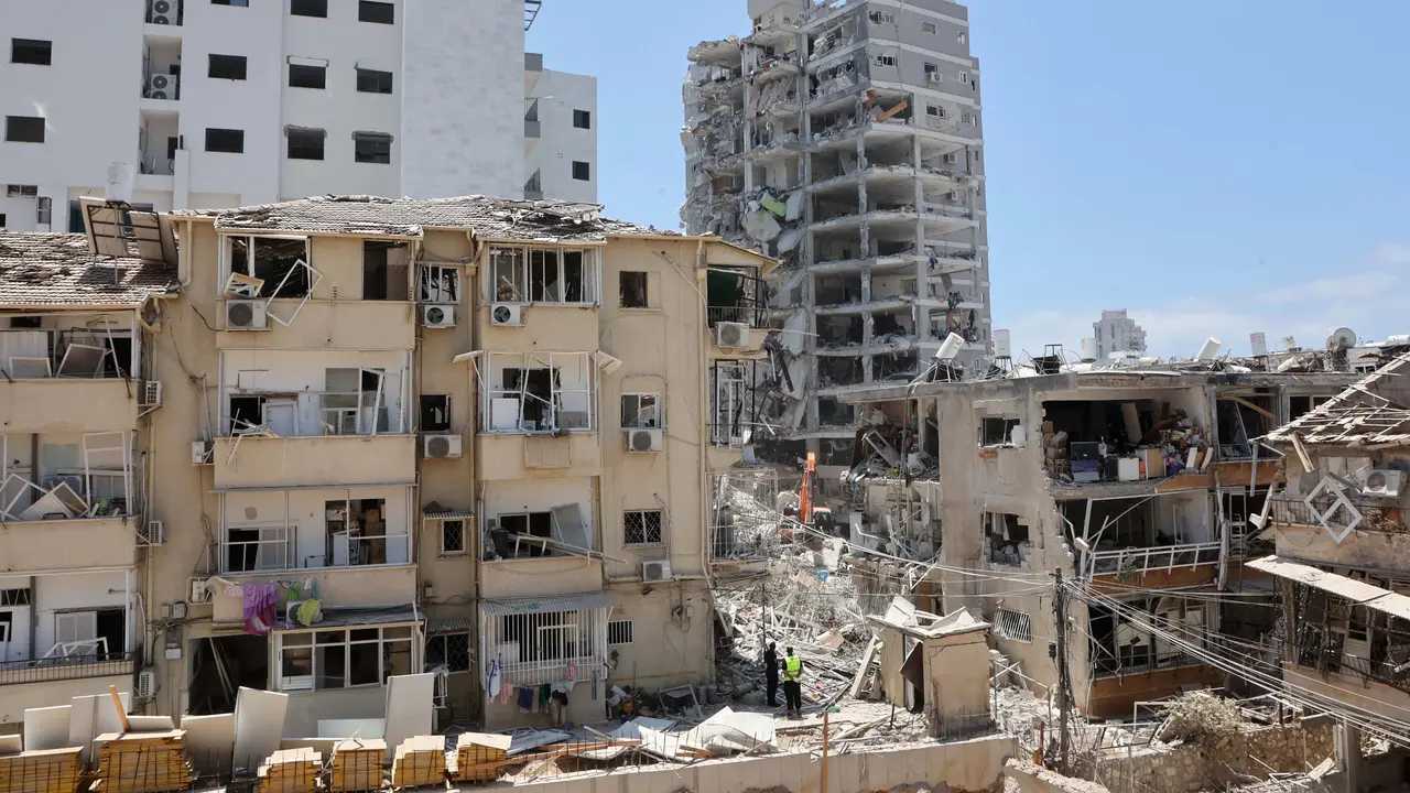 Rudal Iran Hantam Blok Apartemen di Tel Aviv, 86 Warga Israel Dilarikan ke Rumah Sakit