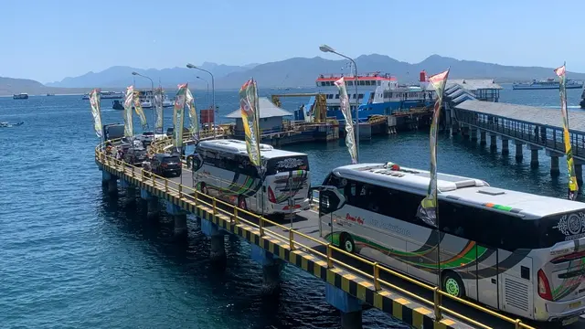 ASDP Terapkan Diskon, Kendaraan roda empat dan bus mulai padati Pelabuhan Ketapang Banyuwangi, untuk menyeberang ke Bali pada H+1 Lebaran (Istimewa)