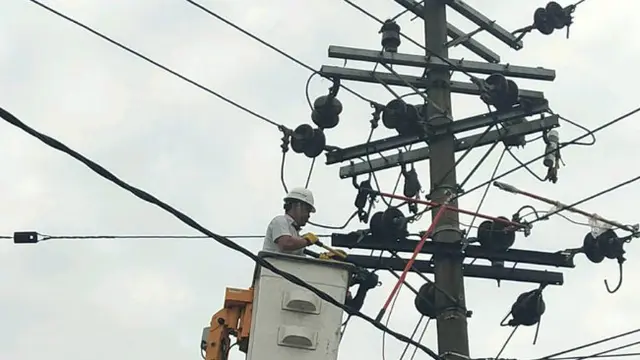 Program Jabar Caang 2025,Petugas perbaiki tiang listrik di Bundaran Apolo, Pasuruan, Jawa Timur (Foto: PLN UP 3 Pasuruan)