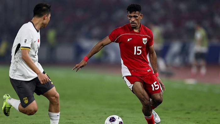 Aksi Ricky Kambuaya di laga Indonesia vs China di SUGBK. (Foto: Getty Images/Robertus Pudyanto)