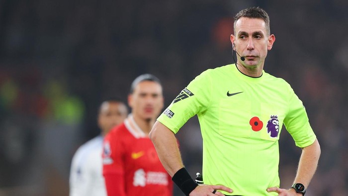 David Coote dipecat sebagai wasit Premier League. (Foto: Getty Images/James Gill - Danehouse)