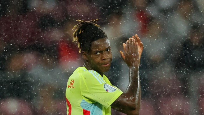 Nico Williams kembali berdiskusi dengan Barcelona. (Foto: REUTERS/Denis Balibouse)