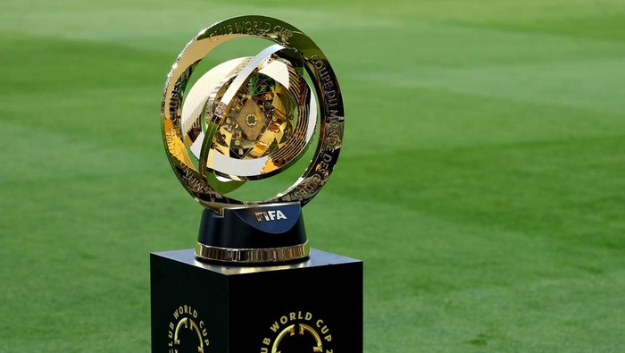 Trofi Piala Dunia Antarklub 2025. (Foto: Luke Hales/Getty Images)