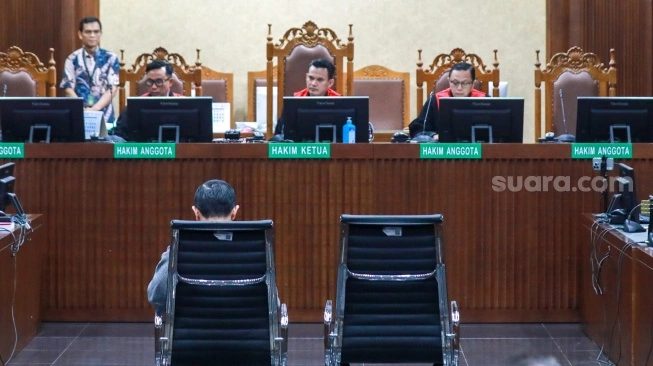 Tom Lembong di Pusaran Korupsi Gula: Korban 'Warisan Beracun' atau Aktor Utama?